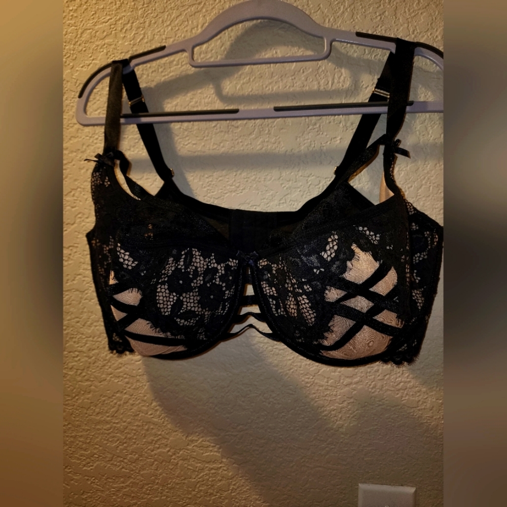 Cacique 42G black and neutral bra